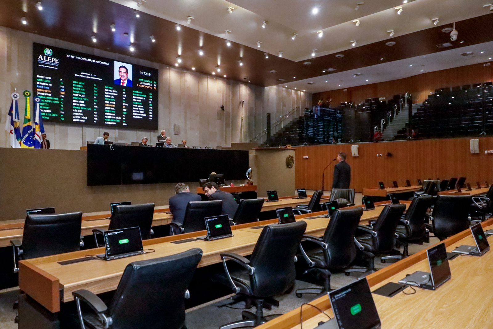 Justiça concede liminar a Débora e suspende tramitação de LOA na Alepe