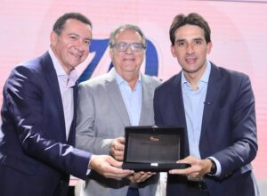 Ex-ministro Silvio Costa Filho é homenageado pelo setor de seguros por atuação no Brasil