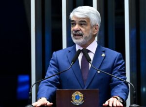 Humberto Costa passa por procedimento cardiovascular