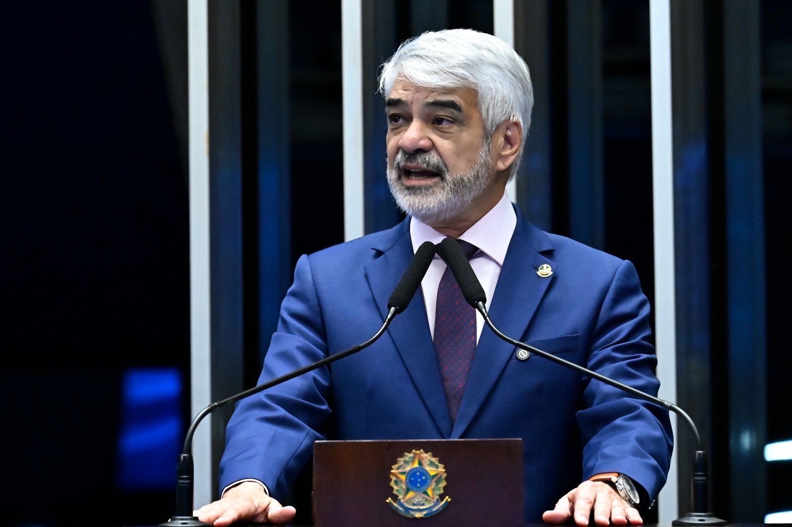 Humberto Costa passa por procedimento cardiovascular