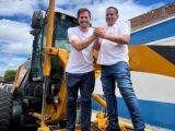 Pedro Campos entrega retroescavadeira ao município de Betânia 