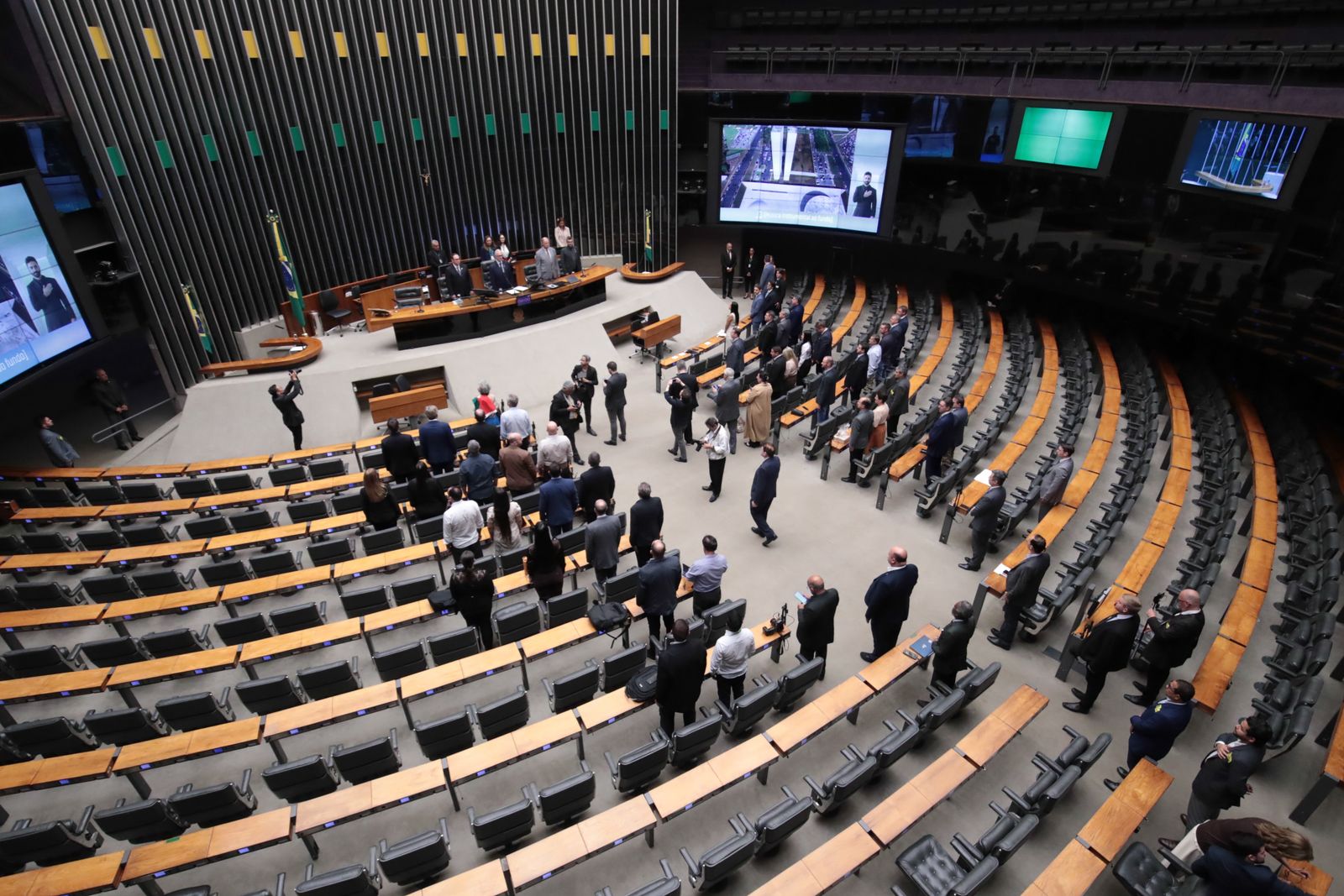 Após críticas, líderes recuam de emenda que adia para 10 anos fim da jornada 6×1
