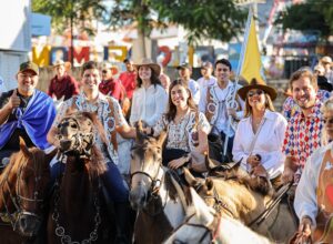 Ao lado de aliados, João Campos participa da Cavalgada à Pedra do Reino
