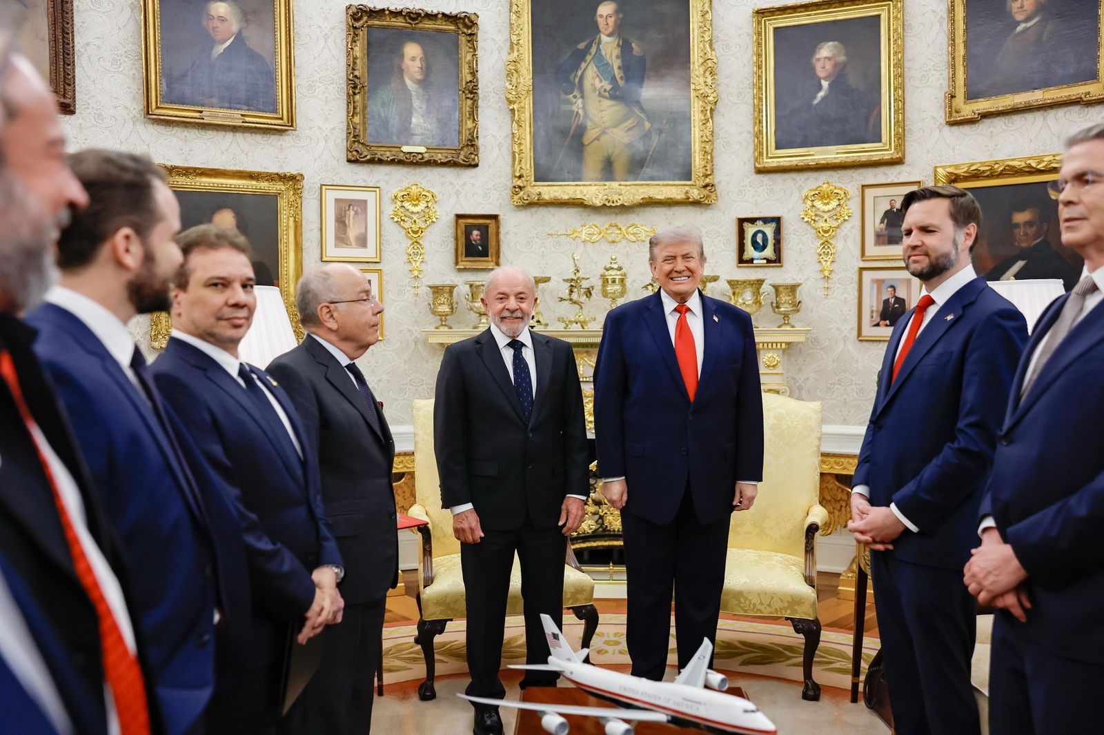 Lula e Trump discutem agenda econômica e cooperação em encontro na Casa Branca