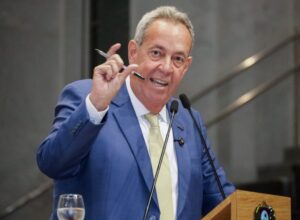 Álvaro revela ser alvo de suposta arapongagem e garante que não será intimidado