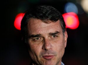 Vaza áudio de Flavio Bolsonaro cobrando pagamento a Vorcaro