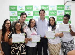 Henrique Filho entrega certificados e equipamentos a alunas do Qualifica Mais 