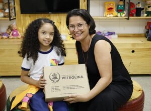 Prefeitura de Petrolina distribui material escolar para rede municipal