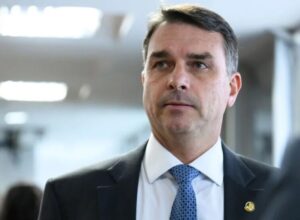 Conversas entre Flávio Bolsonaro e Vorcaro impulsionam pedido de CPI