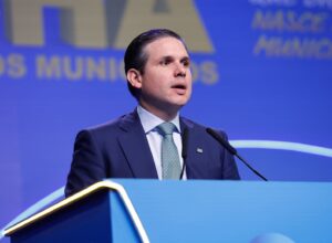 Hugo Motta defende municipalismo em evento promovido pela CNM 