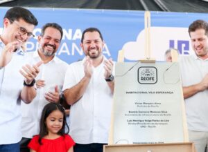 Victor Marques entrega conjunto habitacional no bairro do Monteiro 
