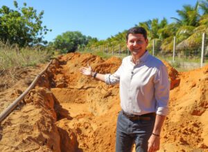 Simão Durando acompanha obra de abastecimento na zona rural de Petrolina 