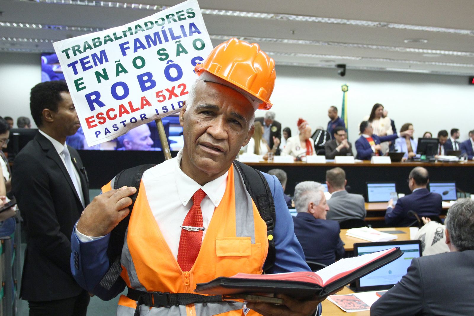 Comissão da Câmara aprova PEC do fim da escala 6×1