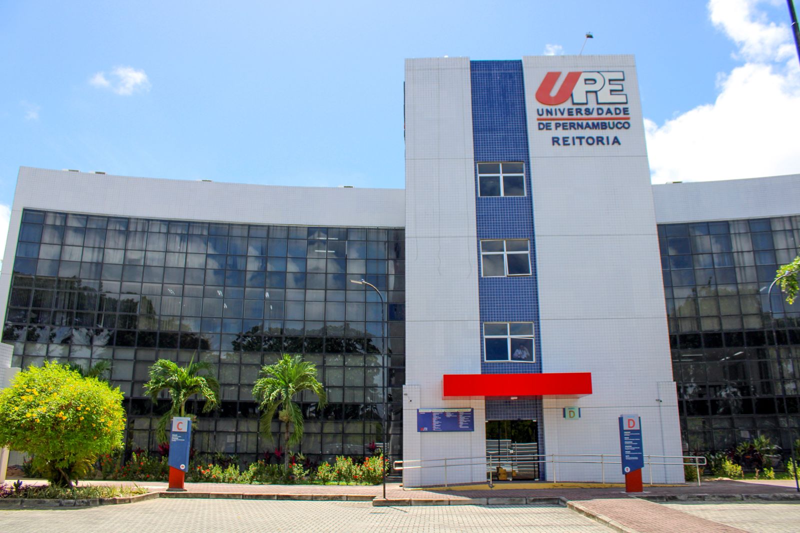 UPE abre seleção simplificada para professores com salário de R$ 2,9 mil