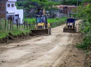 Caruaru inicia pavimentação de via principal em Dois Riachos, no 2º distrito