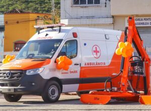 Zeca Cavalcanti comemora aquisição da primeira UTI móvel de Arcoverde