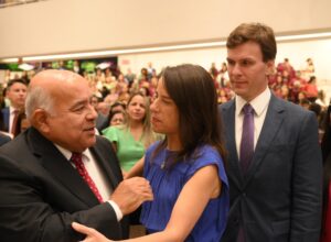 Miguel Coelho participa de evento da Assembleia de Deus ao lado de Raquel Lyra
