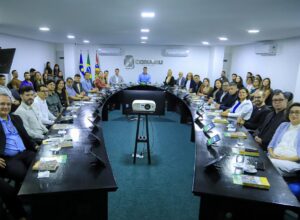 Rodrigo Pinheiro mostra avanços de projetos do município em encontro com executivos