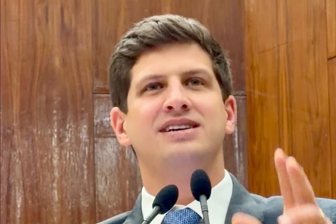 Em Lisboa, João Campos diz ser alvo de “milícia digital”