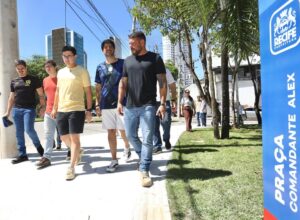 Victor entrega nova estrutura da Praça Comandante Alex em Boa Viagem