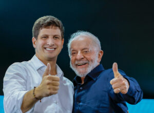 Lula põe fim a palanque duplo e oficializa apoio a João Campos