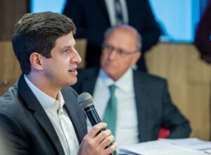 João Campos critica possível tarifa dos EUA e defende interesses do Brasil