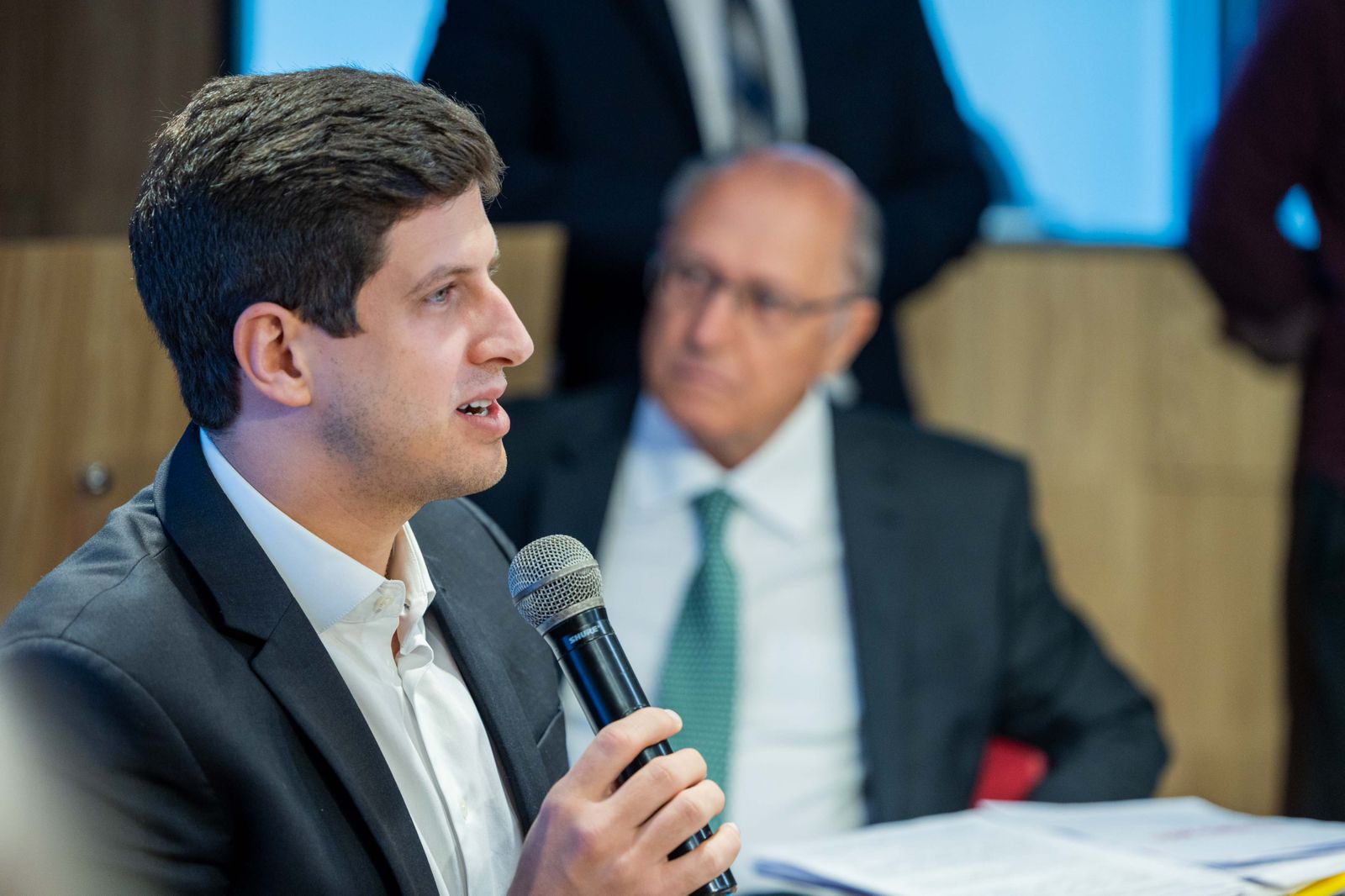 João Campos critica possível tarifa dos EUA e defende interesses do Brasil