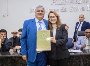 Débora Almeida recebe título de cidadã de Belo Jardim 