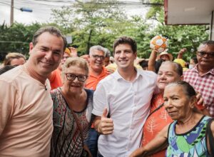 João Campos realiza caminhada em Paulista ao lado de integrantes da Frente Popular 