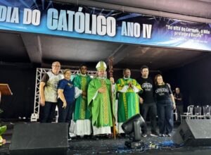 Andréa e Mano Medeiros acompanham celebração do Dia do Católico no Recife