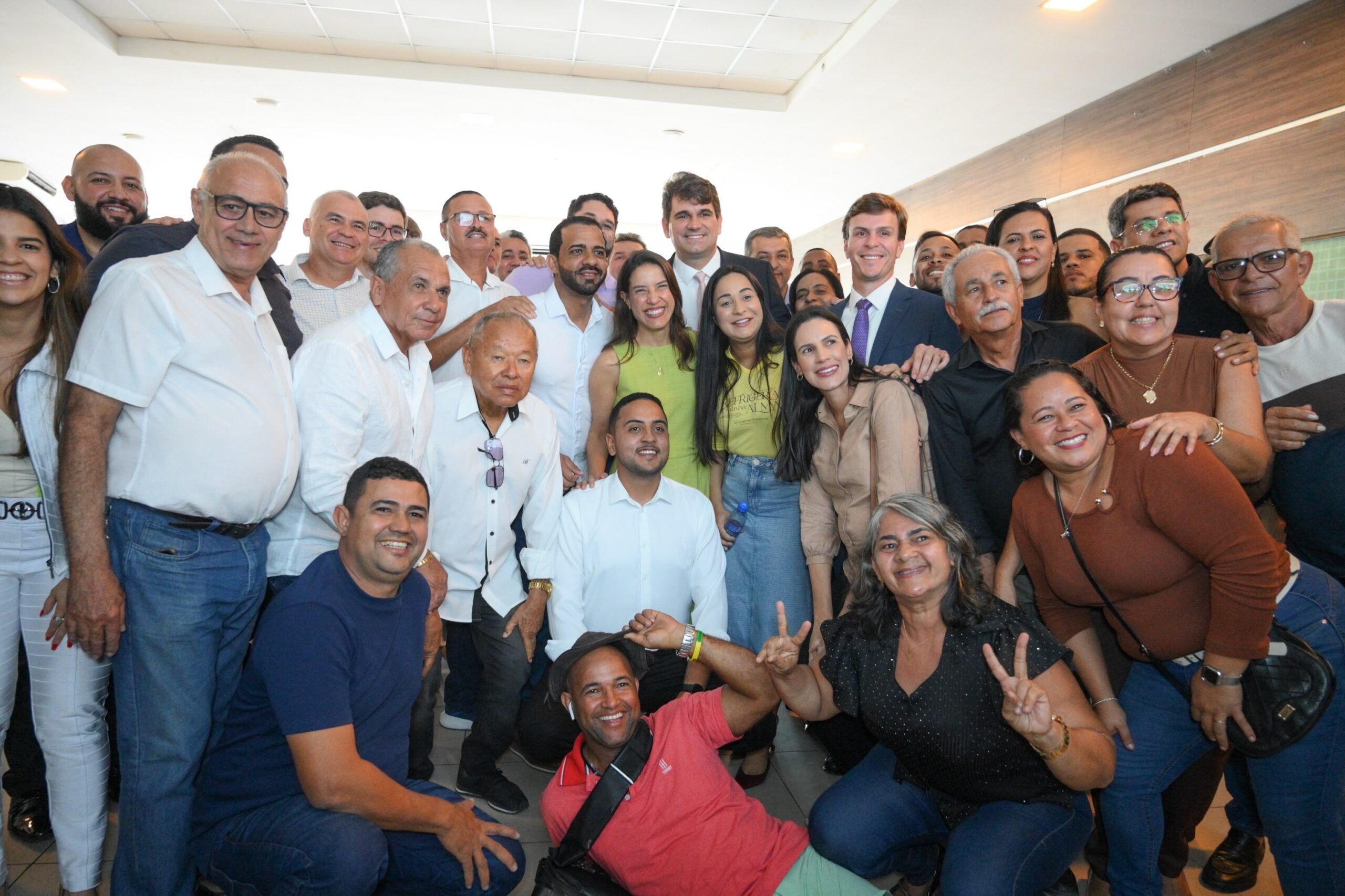 Miguel Coelho marca presença em encontro com Raquel Lyra e Marcelo Gouveia - Blog Cenário