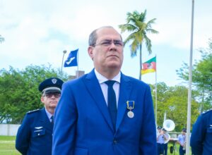 Prefeito Mano Medeiros recebe maior honraria da Força Aérea Brasileira