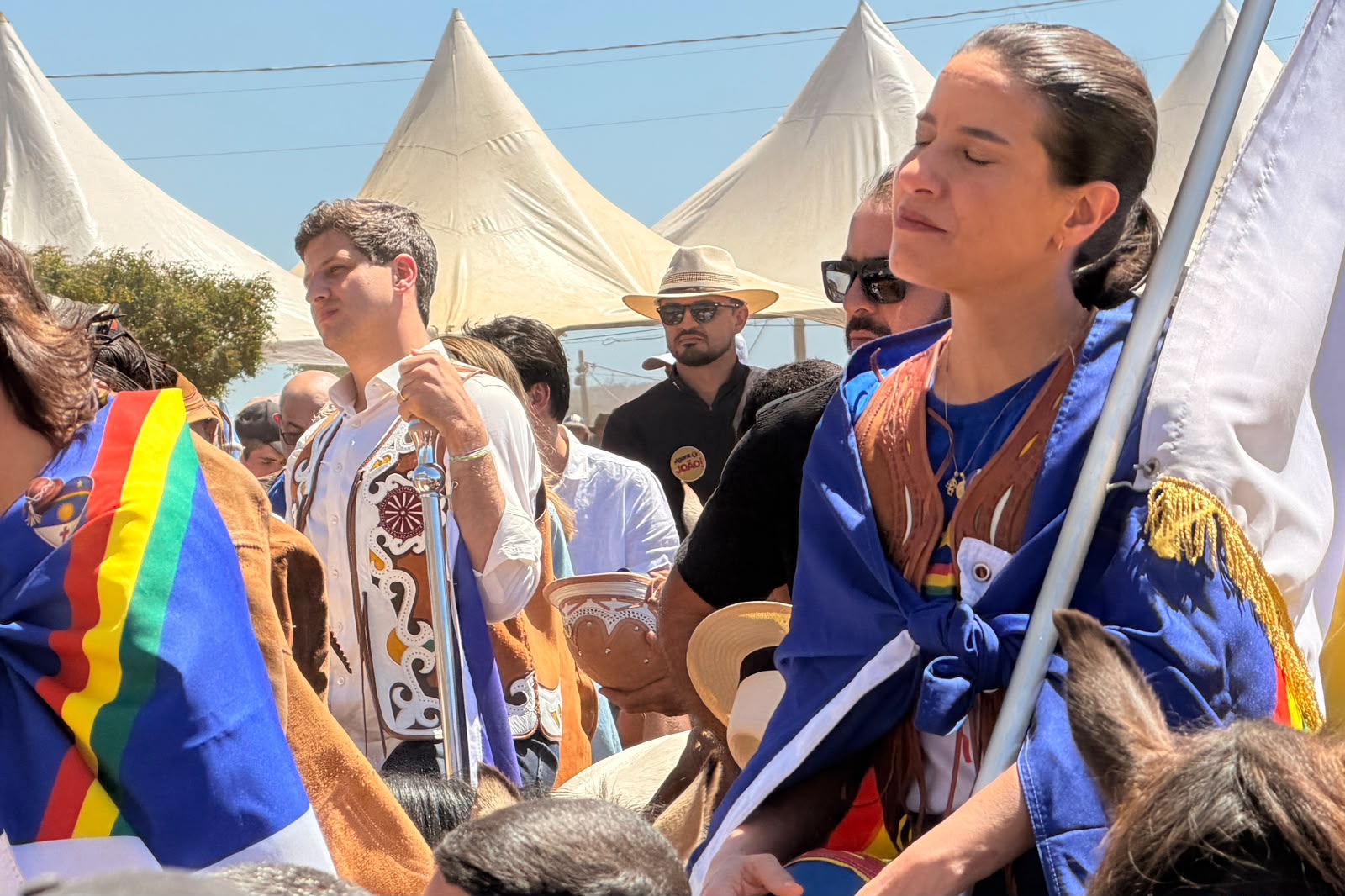 Raquel Lyra e João Campos dividem o mesmo espaço na Missa do Vaqueiro
