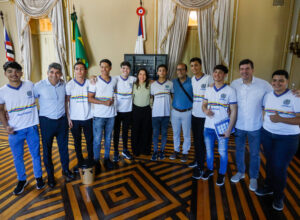 Renato Antunes homenageia banda de estudantes Cuscuz com Leite