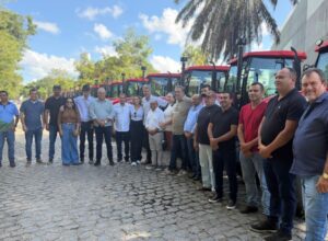 Fernando Monteiro beneficia agricultores de dez municípios com entrega de tratores 