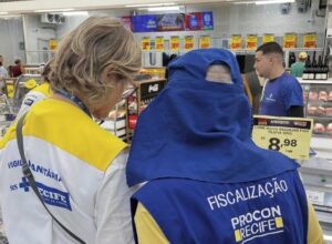 Procon Recife retém tilápia e alimentos vencidos durante fiscalização 