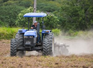 Prefeitura de Gravatá beneficia mais de 200 produtores com aração de terras 