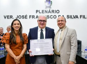 Augusto Coutinho recebe título de cidadão de Araçoiaba