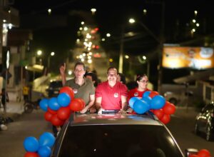 Em Belo Jardim, Breno Araújo participa de carreata ao lado da família Cintra Galvão