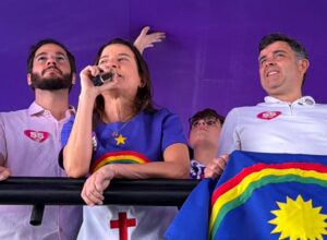 Ao lado do filho e da chapa, Raquel Lyra se emociona em ato no primeiro dia de campanha