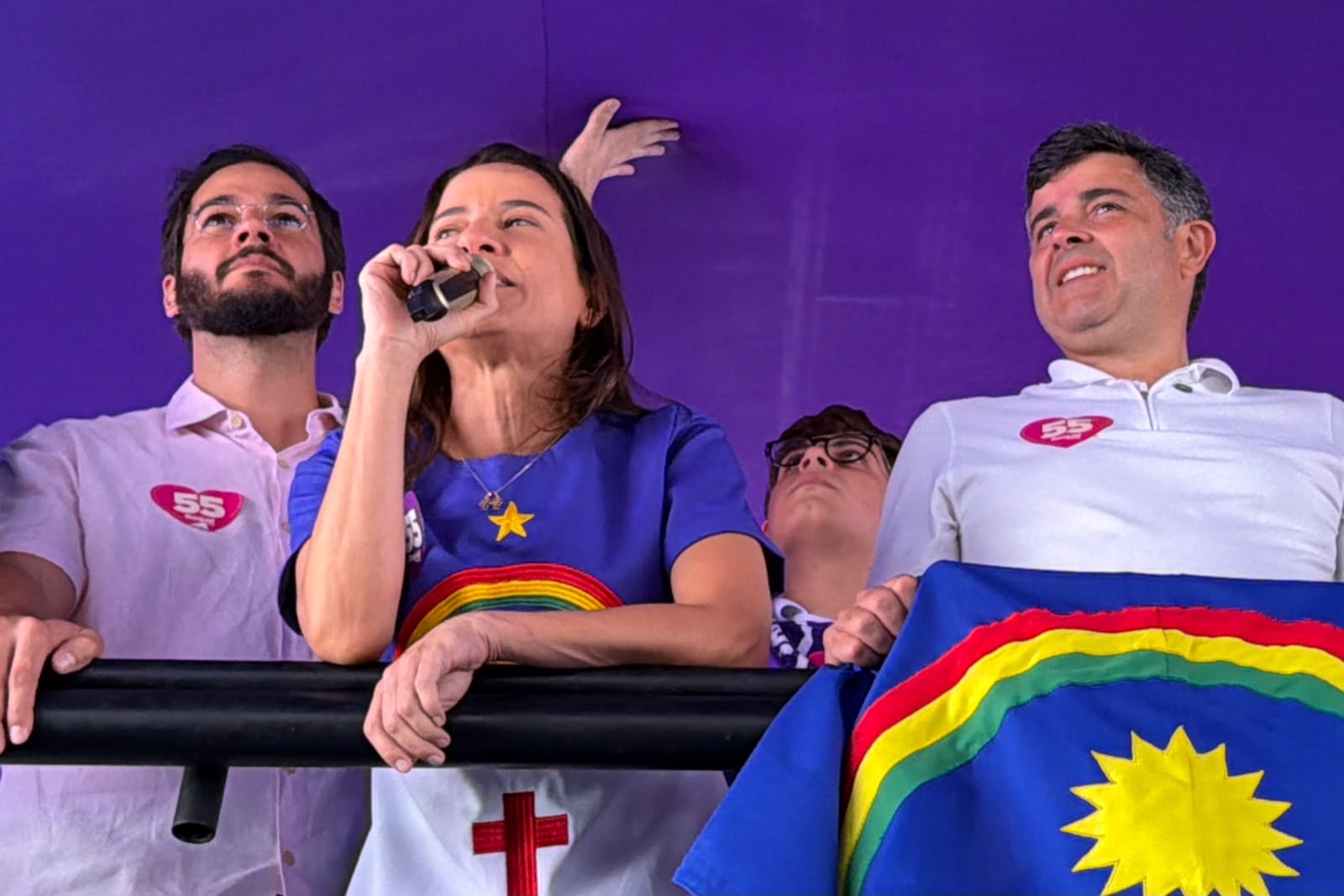 Ao lado do filho e da chapa, Raquel Lyra se emociona em ato no primeiro dia de campanha