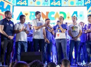 Ao lado de Raquel e dos Coelho, Mendonça inicia campanha em Petrolina