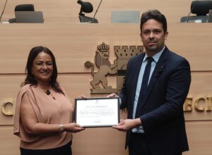 Felipe Alecrim homenageia Eliane Salustiano na Câmara do Recife