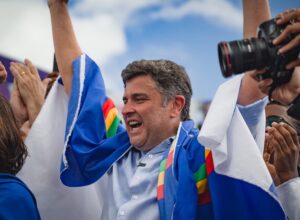 Eduardo da Fonte faz aceno a Miguel Coelho durante convenção do PSD