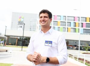 João Campos apresenta propostas para a saúde em visita ao Hospital da Criança