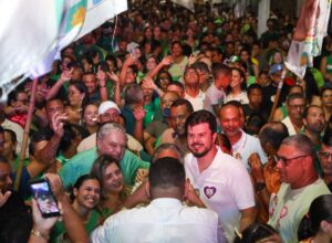 Fernando Filho leva multidão às ruas de Buenos Aires em apoio à reeleição
