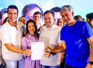Anderson Luiz inicia campanha com adesivaço ao lado de Raquel Lyra