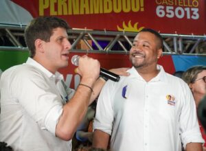 Vini Castello lança candidatura a deputado estadual ao lado de João Campos