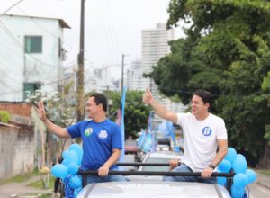 Anderson e André Ferreira reúnem apoiadores em carreata no Recife