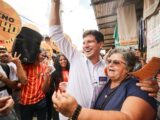 João Campos realiza panfletagem na Feira de Caruaru